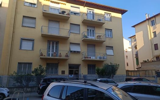 Interessante fondo uso laboratorio in vendita a Coverciano (Firenze)
