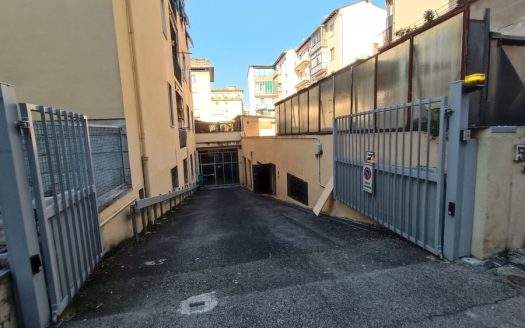 Interessante fondo uso laboratorio in vendita a Coverciano (Firenze)
